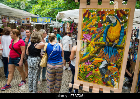 RIO DE JANEIRO, Brasilien - 25. Oktober 2015: Shopper Blick auf Kunst angezeigt auf der Outdoor-Messe Hippie Markt im allgemeinen Osorio. Stockfoto