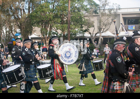 Die Australian Federal Police Pipes and Drums Band tritt bei einem Militätowieren in Sydney, NSW, Australien auf Stockfoto