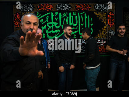 Iranische Schiiten muslimische Männer, die mit einem Treffen während Muharram vor Ashura feiern, Golestan Provinz, Gorgan, Iran Stockfoto