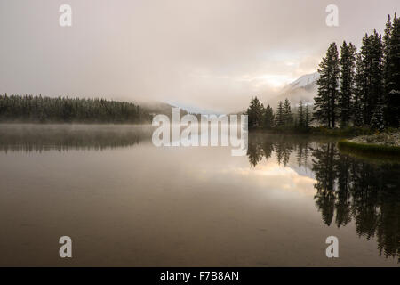 Sunrise, zwei Jack See, zwei Jack Lakeside Campground, Banff Nationalpark, Alberta, Kanada Stockfoto