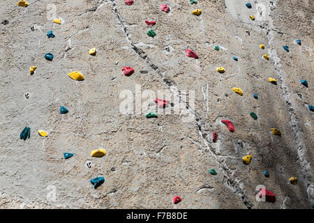 Kletterwand mit Klettergriffe für verschiedene Kletterrouten, Stockfoto