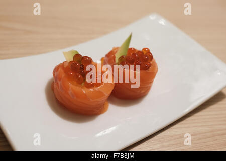 Lachs Ikura (Lachs Eiern und Avocado mit roher Lachs umwickelt) Stockfoto