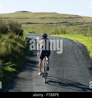 Radfahren in der Yorkshire Dales National Park, UK. Sir Chris Hoy Klettern Darnbrook fiel in der sportlichen, seinen Namen trägt. Stockfoto
