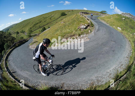 Radfahren in der Yorkshire Dales National Park, UK. Zwei Fahrer Klettern der Park Hautausschlag Spitzkehre biegen mit Steigungen zwischen 25-30 %. Stockfoto