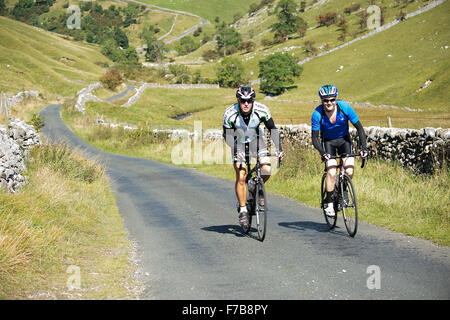 Radfahren in der Yorkshire Dales National Park, UK. Zwei Radfahrer auf der Abfahrt vom Park Hautausschlag in Kettlewell. Stockfoto