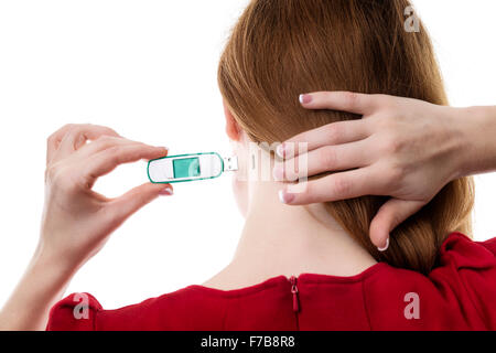 Frau, die ihr Gehirn einen USB-Stick einstecken Stockfoto