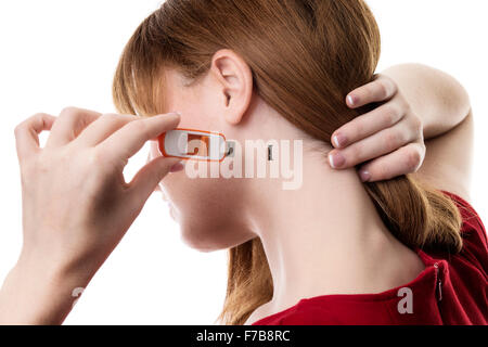 Frau, die ihr Gehirn einen USB-Stick einstecken Stockfoto