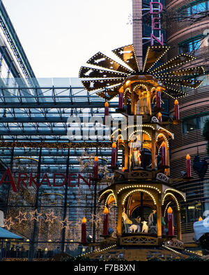 Berlin, Deutschland. 27. November 2015. Weihnachts-Markt, farbenfrohe Dekorationen und unterhaltsamen Veranstaltungen zeichnen Berliner und Touristen zum Potsdamer Platz, in der saisonale Festlichkeiten anzuschließen. Bildnachweis: Eden Breitz/Alamy Live-Nachrichten Stockfoto