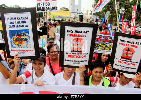 Philippinen. 28. November 2015. Arbeits-Gruppe Partido ng Mangagawa trat die marschierten heute in Quezon City in Anlehnung an eine aufrufen "unser Überleben ist nicht verhandelbar". Der Aufruf gegen Weltmarktführer in Konferenz in Paris (COP) 21 Klima Vortrag in Paris für die UN-Klimaverhandlungen, zwei Öffnungstage ab sofort. Bildnachweis: Gregorio B. Dantes Jr./Pacific Press/Alamy Live-Nachrichten Stockfoto