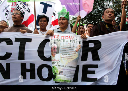 Philippinen. 28. November 2015. Kirche Völker trat die marschierten heute in Quezon City einen Aufruf in Anlehnung an "unser Überleben ist nicht verhandelbar". Der Aufruf gegen Weltmarktführer in Konferenz in Paris (COP) 21 Klima Vortrag in Paris für die UN-Klimaverhandlungen, zwei Öffnungstage ab sofort. Bildnachweis: Gregorio B. Dantes Jr./Pacific Press/Alamy Live-Nachrichten Stockfoto