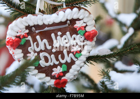 Deutsche Lebkuchenherz mit den Worten "Ich Liebe Dich" bedeutet übersetzt "Ich liebe dich" auf Englisch Stockfoto