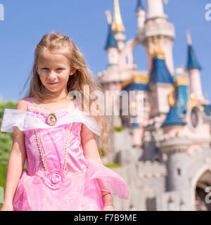 Entzückendes Mädchen in Sleeping Beauty Kleid im Märchen Disneyland park Stockfoto