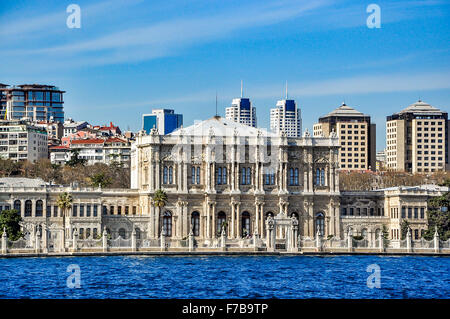 Dolmabahce Palast an einem sonnigen Tag, Blick vom Bosporus Stockfoto