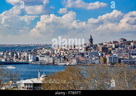 Blick auf Bucht von Galata und das Goldene Horn vom Topkapi-Palast an einem schönen Tag Stockfoto