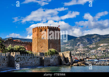 Roter Turm in Alanya an einem schönen Tag Stockfoto