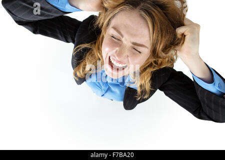Frustriert hübsche Brünette Frau mit Händen auf dem Kopf, ihre Haare herausreißen, frustriert Stockfoto