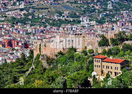 Panorama-Blick auf die untere Burg und Stadt von der oberen Burg in Alanya Stockfoto