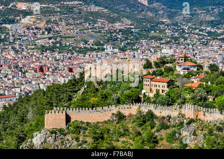 Panoramablick auf Burgmauern, untere Burg und Stadt von der oberen Burg in Alanya Stockfoto