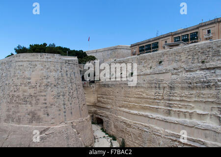 Befestigungen der ummauerten Stadt von Valletta, Malta. Diese historischen Befestigungen können leicht gesehen werden und bleiben beliebt bei vielen Touristen hier. Stockfoto