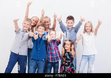 Die lächelnde Teenager zeigt okay anmelden weiß Stockfoto