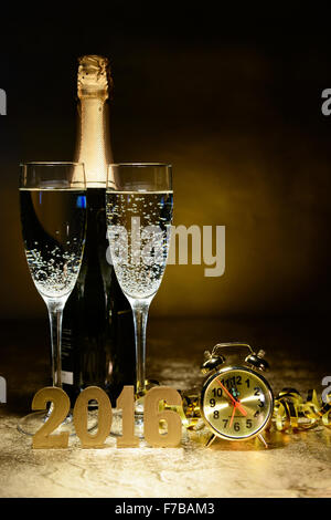 zwei Gläser Champagner auf einem festlichen Hintergrund. Thema Weihnachten und Neujahr Stockfoto