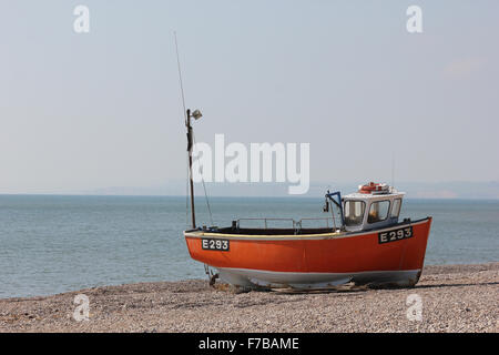 Fischerboot am Strand von Branscombe, Devon, UK Stockfoto