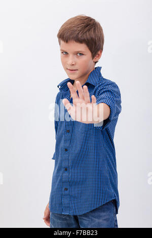 Hübscher Junge tun Stop-Schild Stockfoto