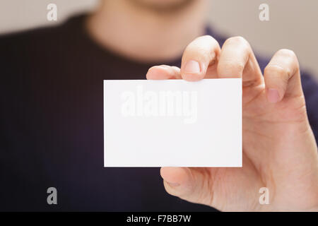 erwachsener Mann halten Unternehmen Papier Karte closeup Stockfoto