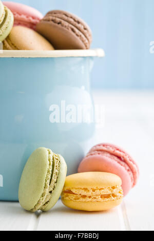 süße französische Macarons auf weißen Küchentisch Stockfoto