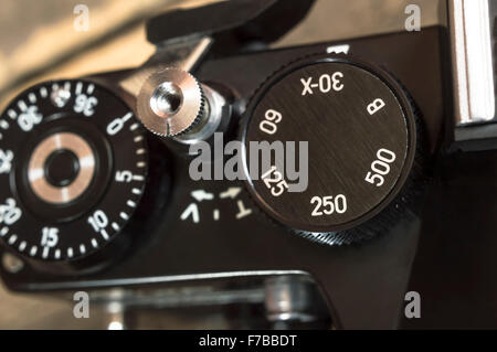 Die Verschlusszeit der alten SLR Kamera zu wechseln. Selektiven Fokus. Stockfoto