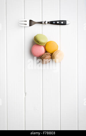 süße französische Macarons auf weißen Küchentisch Stockfoto