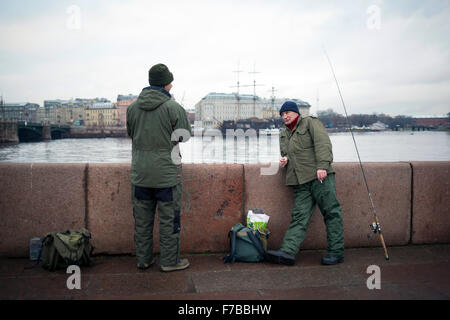 Sankt Petersburg, Russland - 19. November 2015: Zwei Männer sind in der Newa in Sankt Petersburg, Russland Angeln. Stockfoto
