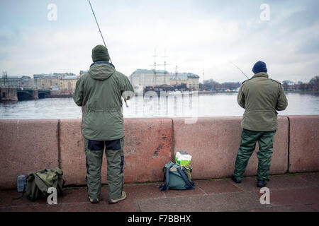 Zwei Männer sind Fischen in die Newa in Sankt Petersburg, Russland. Stockfoto