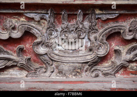 Hanoi, Vietnam: Temple of Literature, Detail der alten Holz-Schnitzerei. Stockfoto