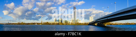 Wien, Danube City, DC-Tower, Dominique Perrault, Reichsbruecke, Österreich, 22. zu überbrücken. Bezirk, Donaucity Stockfoto