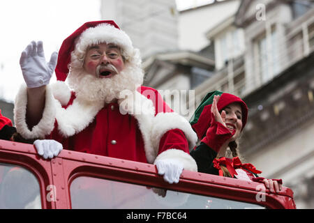 London, UK. 28. November 2015. Der Weihnachtsmann reist mit einer Elfe auf einem Doppeldecker-Bus. Die konstituierenden Hamleys Weihnachten Spielzeug Parade findet entlang der Regent Street, die verkehrsfreie für den Tag ging. Die Parade organisiert von den weltberühmten Spielzeugladen Hamleys über 50 der landesweit beliebtesten Kinder Charaktere zusammen mit 400 Animateure, eine Blaskapelle und Riesenballons gekennzeichnet. Die Parade ist Macys jährliche Thanksgiving Parade in New York nachempfunden. Bildnachweis: Lebendige Bilder/Alamy Live-Nachrichten Stockfoto