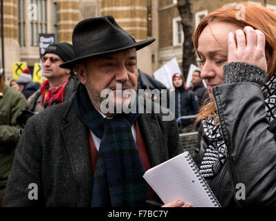 Westminster, London, UK. 28. November 2015. George Galloway, prominente linke Politiker, befasst sich Demonstranten an der Haltestelle der Krieg-Demonstration vor Downing Street © Credit: Oliver Lynton/Alamy Live News Stockfoto