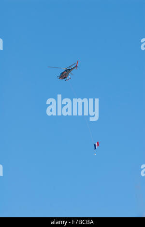 Hubschrauber über das Tal von Chamonix, nachgestellte die französische Flagge als Zeichen der Einheit nach den Anschlägen von Paris vom November 2015 Stockfoto