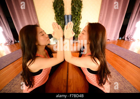 (151128)--XINING, 28. November 2015 (Xinhua)--Yoga-Lehrerin Cao Limeng üben Yoga in Xining, Hauptstadt der Nordwesten Chinas Provinz Qinghai, 26. November 2015.  Cao begann Yoga zu praktizieren, nachdem sie der Wuhan Universität eingegeben. Es war unerwartet, dass ihr Gewicht von 75 kg auf 55 kg nach zwei Jahren Praxis reduziert. Cao hat einen guten Job nach Gruaduated von der Universität im Jahr 2009, aber sie gab ihren Job und ging zurück in ihre Heimat Stadt Xining nach ihrem eigenen Yoga-Club im Jahr 2013 gefunden. Inzwischen hat Cao zwei Yoga-Clubs und mehr als 200 Mitglieder. (Xinhua/Wu Gang) (Dhf) Stockfoto