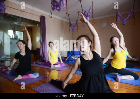 (151128)--XINING, 28. November 2015 (Xinhua)--Cao Limeng unterrichten Yoga Klasse in Xining, Hauptstadt der Nordwesten Chinas Provinz Qinghai, 26. November 2015. Cao begann Yoga zu praktizieren, nachdem sie der Wuhan Universität eingegeben. Es war unerwartet, dass ihr Gewicht von 75 kg auf 55 kg nach zwei Jahren Praxis reduziert. Cao hat einen guten Job nach Gruaduated von der Universität im Jahr 2009, aber sie gab ihren Job und ging zurück in ihre Heimat Stadt Xining nach ihrem eigenen Yoga-Club im Jahr 2013 gefunden. Inzwischen hat Cao zwei Yoga-Clubs und mehr als 200 Mitglieder. (Xinhua/Wu Gang) (Dhf) Stockfoto