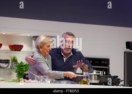 Birmingham, Vereinigtes Königreich. 28. November 2015. BBC Good Food Show Winter im Birmingham NEC. Mary Berry und Paul Hollywood in der Supertheatre zeigen ihre Kochkünste Credit: Steven Reh/Alamy Live News Stockfoto