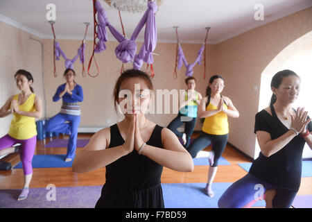 (151128)--XINING, 28. November 2015 (Xinhua)--Cao Limeng (C) unterrichten Yoga Klasse in Xining, Hauptstadt der Nordwesten Chinas Provinz Qinghai, 26. November 2015. Cao begann Yoga zu praktizieren, nachdem sie der Wuhan Universität eingegeben. Es war unerwartet, dass ihr Gewicht von 75 kg auf 55 kg nach zwei Jahren Praxis reduziert. Cao hat einen guten Job nach Gruaduated von der Universität im Jahr 2009, aber sie gab ihren Job und ging zurück in ihre Heimat Stadt Xining nach ihrem eigenen Yoga-Club im Jahr 2013 gefunden. Inzwischen hat Cao zwei Yoga-Clubs und mehr als 200 Mitglieder. (Xinhua/Wu Gang) (Dhf) Stockfoto