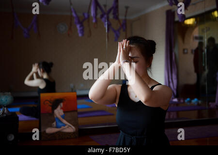 (151128)--XINING, 28. November 2015 (Xinhua)--Cao Limeng vorbereiten Klasse in Xining, Hauptstadt der Nordwesten Chinas Provinz Qinghai, 26. November 2015. Cao begann Yoga zu praktizieren, nachdem sie der Wuhan Universität eingegeben. Es war unerwartet, dass ihr Gewicht von 75 kg auf 55 kg nach zwei Jahren Praxis reduziert. Cao hat einen guten Job nach Gruaduated von der Universität im Jahr 2009, aber sie gab ihren Job und ging zurück in ihre Heimat Stadt Xining nach ihrem eigenen Yoga-Club im Jahr 2013 gefunden. Inzwischen hat Cao zwei Yoga-Clubs und mehr als 200 Mitglieder. (Xinhua/Wu Gang) (Dhf) Stockfoto