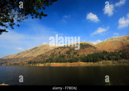 Frühling, Reflexionen in Thirlmere Stausee, Lake District National Park, Cumbria, England, UK Stockfoto