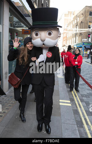 London, UK. 28. November 2015. Die konstituierenden Hamleys Weihnachten Spielzeug Parade findet entlang der Regent Street, die verkehrsfreie für den Tag ging. Die Parade organisiert von den weltberühmten Spielzeugladen Hamleys über 50 der landesweit beliebtesten Kinder Charaktere zusammen mit 400 Animateure, eine Blaskapelle und Riesenballons gekennzeichnet. Die Parade ist Macys jährliche Thanksgiving Parade in New York nachempfunden. Bildnachweis: Lebendige Bilder/Alamy Live-Nachrichten Stockfoto