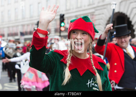 London, UK. 28. November 2015. Eine Elfe auf der Parade. Die konstituierenden Hamleys Weihnachten Spielzeug Parade findet entlang der Regent Street, die verkehrsfreie für den Tag ging. Die Parade organisiert von den weltberühmten Spielzeugladen Hamleys über 50 der landesweit beliebtesten Kinder Charaktere zusammen mit 400 Animateure, eine Blaskapelle und Riesenballons gekennzeichnet. Die Parade ist Macys jährliche Thanksgiving Parade in New York nachempfunden. Bildnachweis: Lebendige Bilder/Alamy Live-Nachrichten Stockfoto