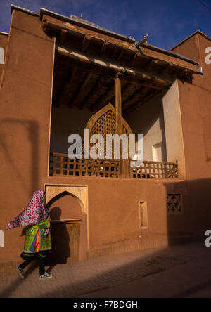 Frau vor einem Nakhl In einem alten Gebäude im Zoroastrian Dorf, Provinz Isfahan, Abyāneh, Iran Stockfoto