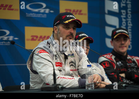 Losail Circuit, Katar. 27. November 2015. 27. November 2015, Losail, Katar.  Yvan Muller spricht zu den Medien nach dem letzten Rennen der Saison zu gewinnen. Bildnachweis: Tom Morgan/Alamy Live-Nachrichten Stockfoto