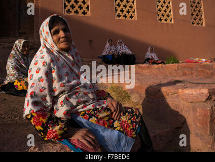 Porträt der iranischen Frauen tragen traditionelle Floreal Tschador im Zoroastrian Dorf, Provinz Isfahan, Abyāneh, Iran Stockfoto