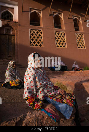 Porträt der iranischen Frauen tragen traditionelle Floreal Tschador im Zoroastrian Dorf, Provinz Isfahan, Abyāneh, Iran Stockfoto